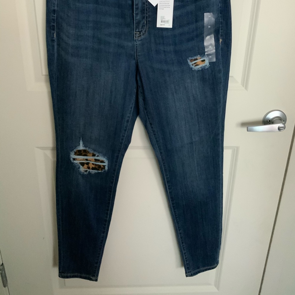 🆕 SUPER STRETCH DISTRESSED👖 w/animal print🐆 - Picture 5 of 5